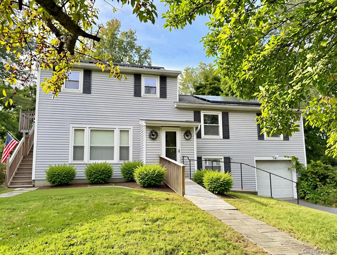8 Claudia LN, Poughkeepsie, NY 12603