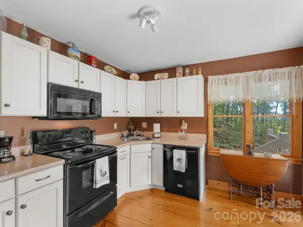 600 Piney Gate RD, Saluda, NC 28773