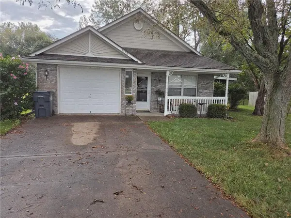1113 SW Blue Branch DR, Grain Valley, MO 64029