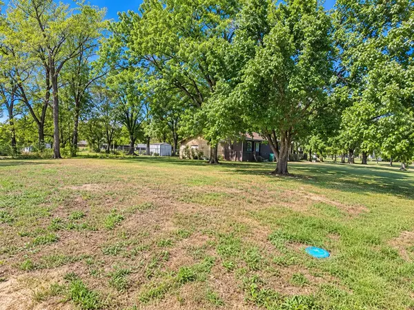 423 N Clark ST, Everton, MO 65646
