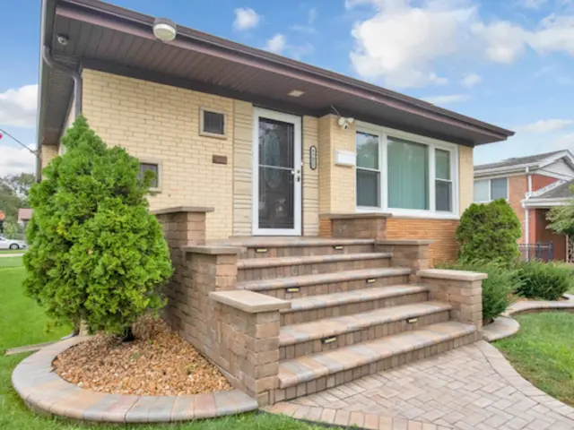8901 S 49th CT, Oak Lawn, IL 60453