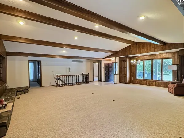 3 Tanglewood Ln, Hutchinson, KS 67502