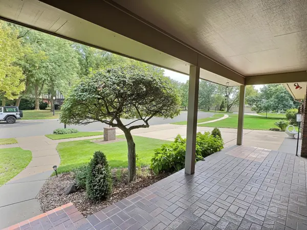 3 Tanglewood Ln, Hutchinson, KS 67502