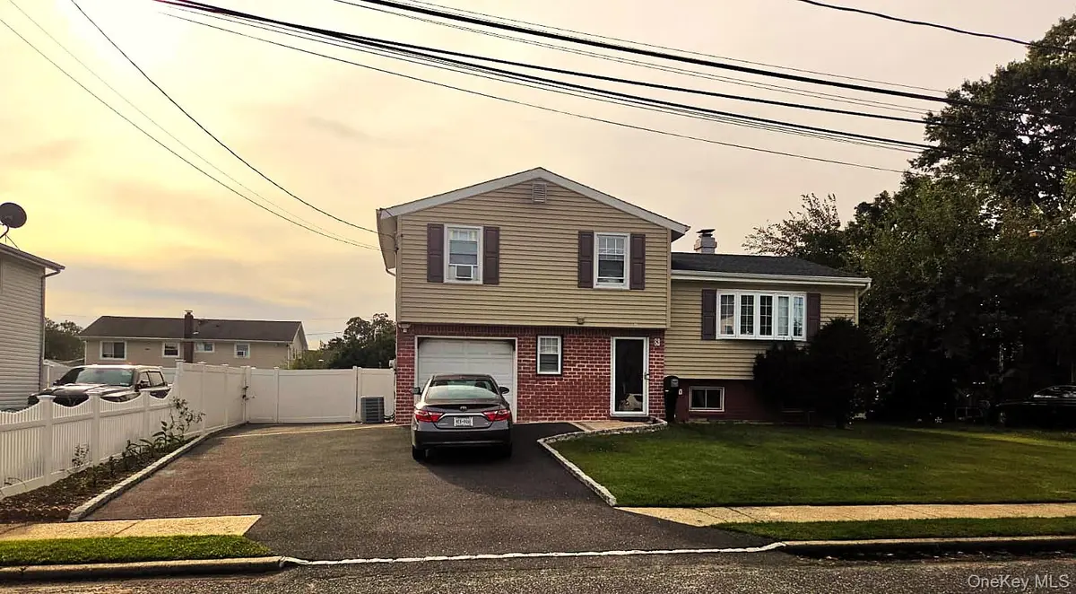8 Speed ST, Brentwood, NY 11717
