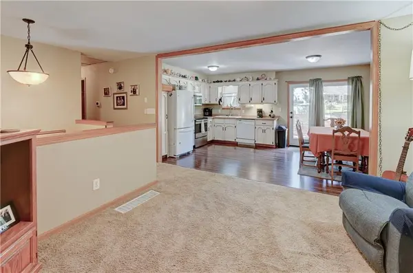 805 Citadel DR, Weston, MO 64098