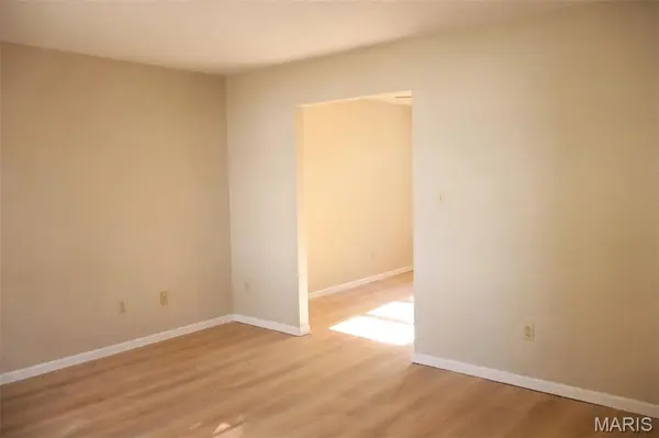 30 Williamsburg LN, Glen Carbon, IL 62034