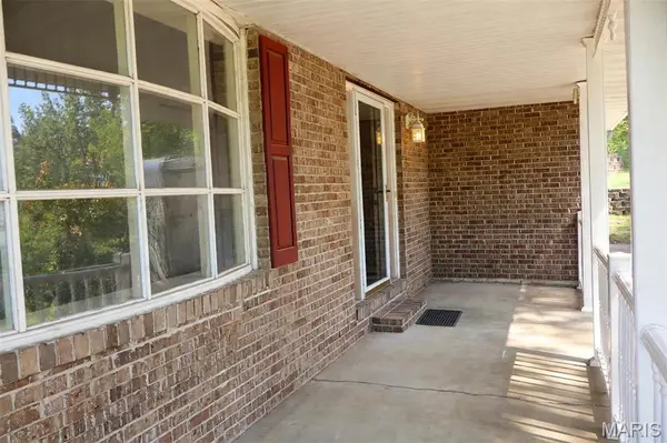 30 Williamsburg LN, Glen Carbon, IL 62034