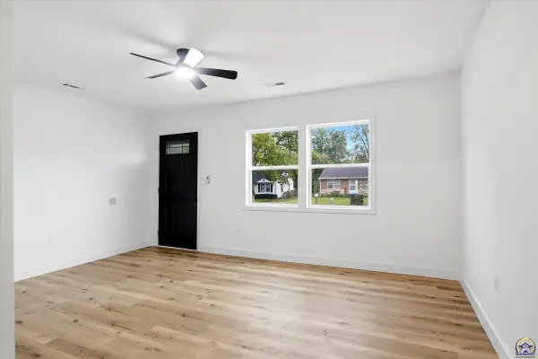 1024 SE 33rd TER, Topeka, KS 66605