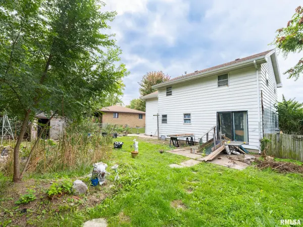 304 PARKWAY LN, Pekin, IL 61554