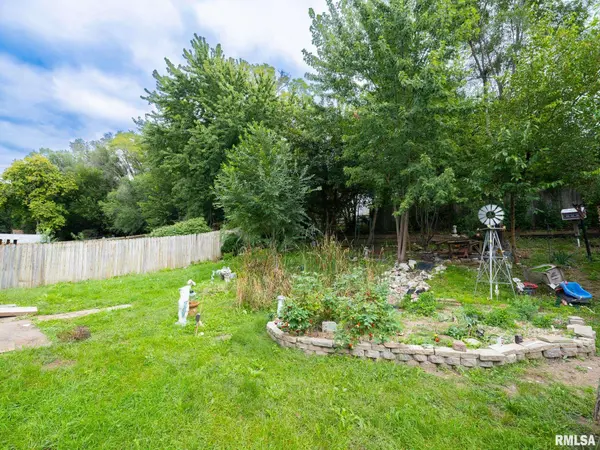 304 PARKWAY LN, Pekin, IL 61554