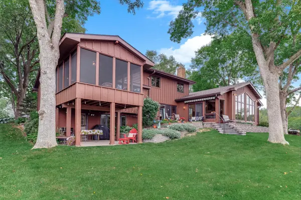 2162 Lakebrook DR, New Brighton, MN 55112