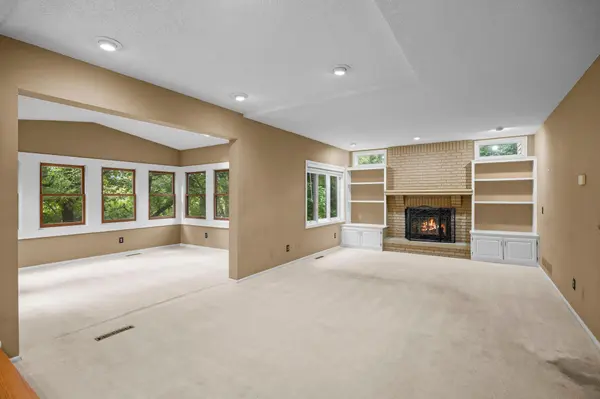 15588 Canyon RDG, Eden Prairie, MN 55347