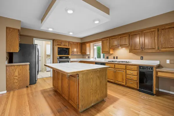 15588 Canyon RDG, Eden Prairie, MN 55347
