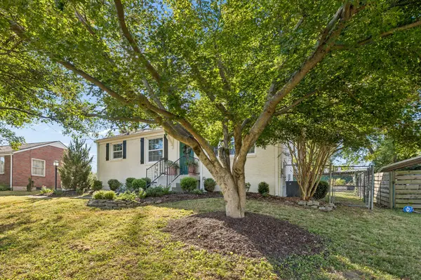 2104 Geneiva Dr, Nashville, TN 37216
