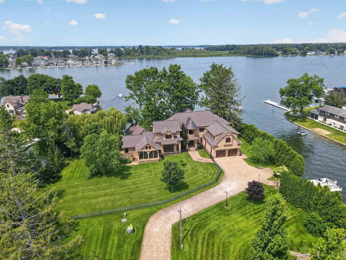 11751 N Black Point RD, Syracuse, IN 46567-7235
