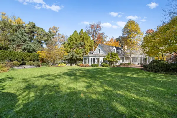 1070 Meadow LN, Lake Forest, IL 60045