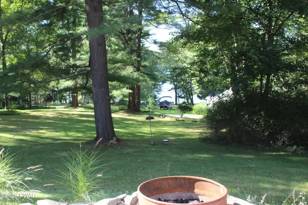 104 Mark LN, Paupack, PA 18451