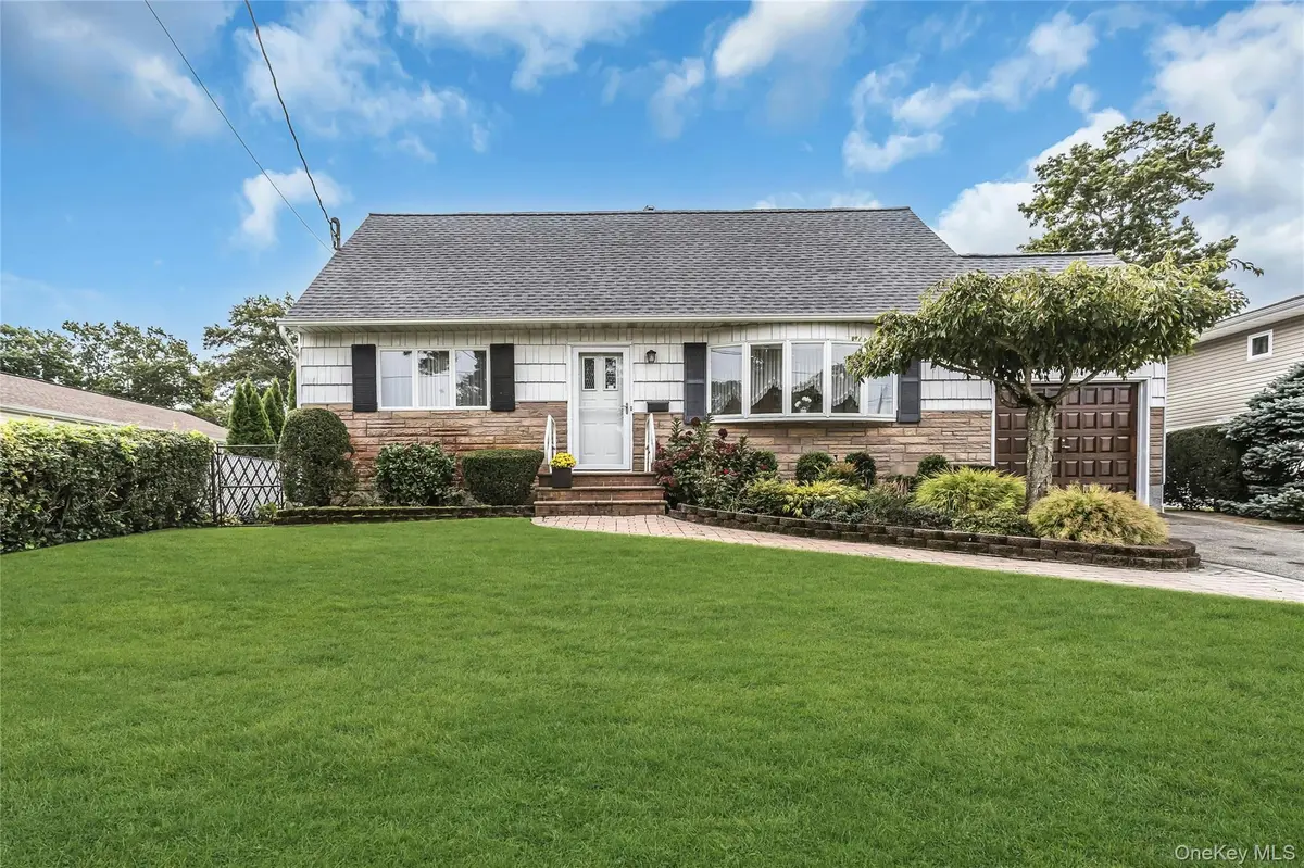 472 Chelsea AVE, West Babylon, NY 11704