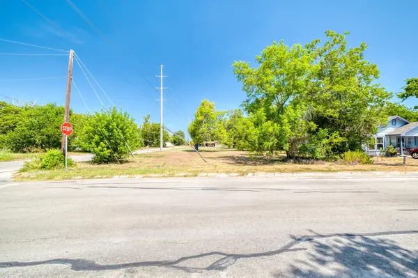 1003 Fifth ST, Lockhart, TX 78644
