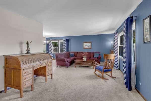 511 Heather LN, Carol Stream, IL 60188