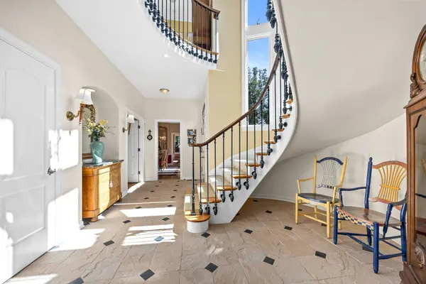 4 Oak CT, Oak Brook, IL 60523