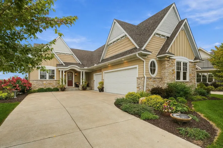 21 Phoebe LN, North Oaks, MN 55127
