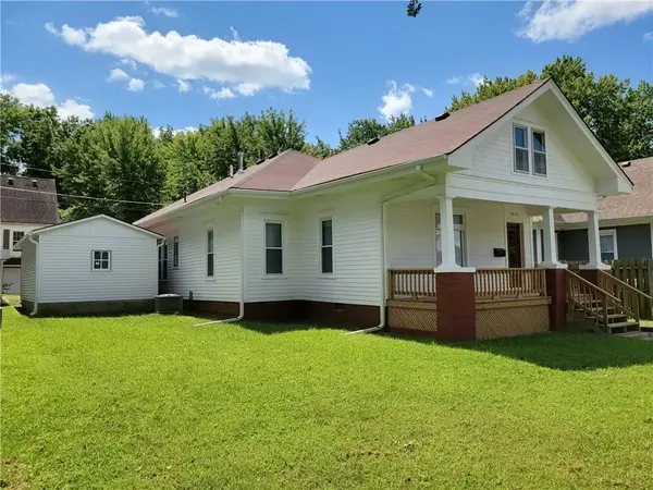 3020 Jules ST, St Joseph, MO 64501
