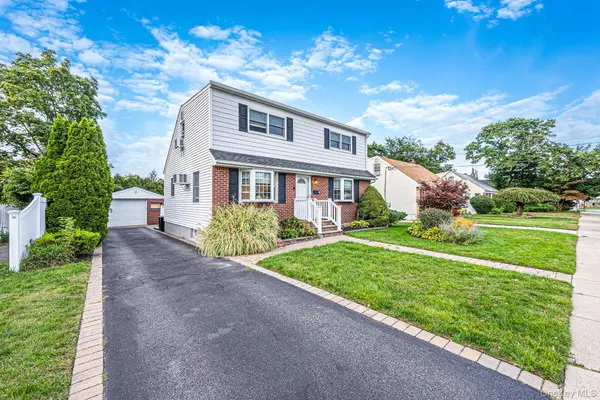 9 Cortelyou ST, Huntington Station, NY 11746