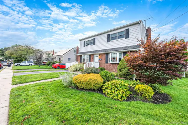 9 Cortelyou ST, Huntington Station, NY 11746