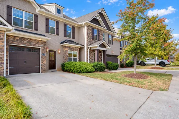 3220 Blue Sky Dr, Murfreesboro, TN 37130
