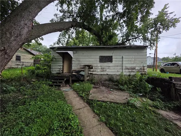 705 thompson AVE, St Joseph, MO 64504