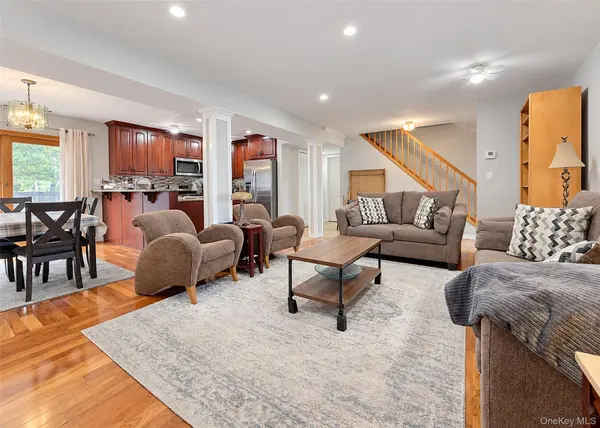 20 Bradbury CT, Holbrook, NY 11741