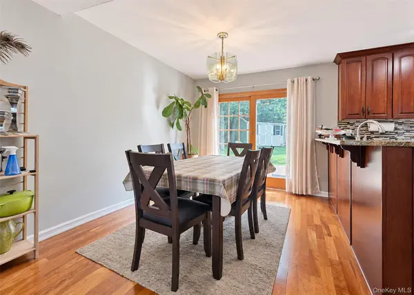 20 Bradbury CT, Holbrook, NY 11741
