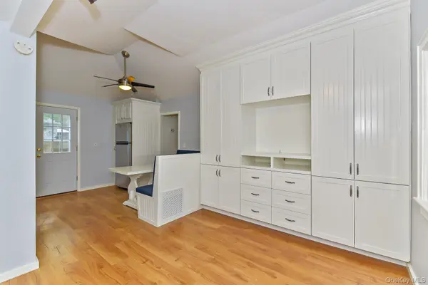 31 East ST, Flanders, NY 11901