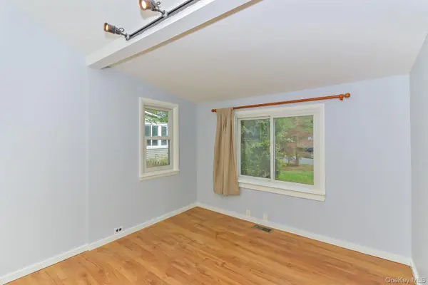 31 East ST, Flanders, NY 11901