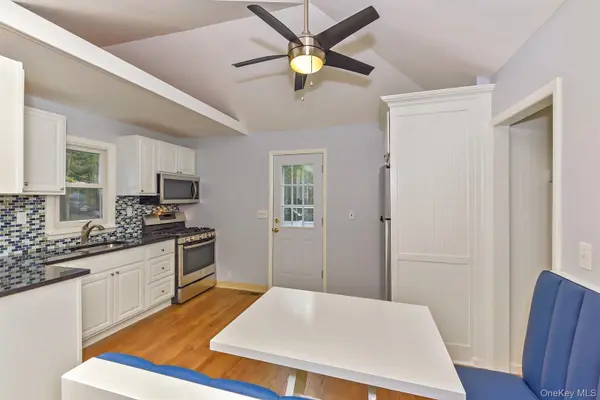 31 East ST, Flanders, NY 11901