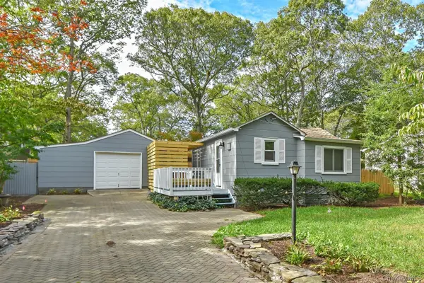 31 East ST, Flanders, NY 11901