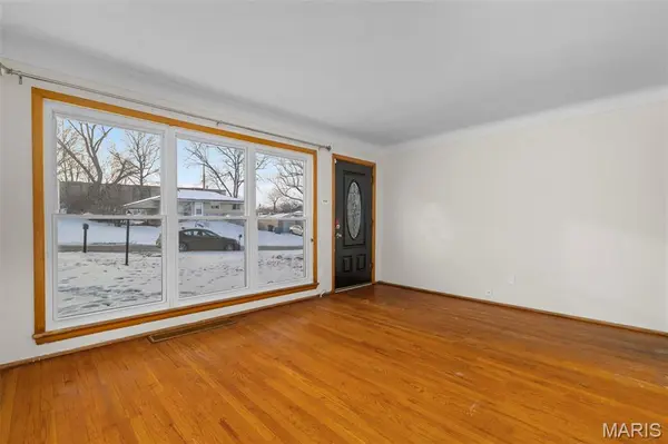 10044 Pepper LN, St Louis, MO 63136