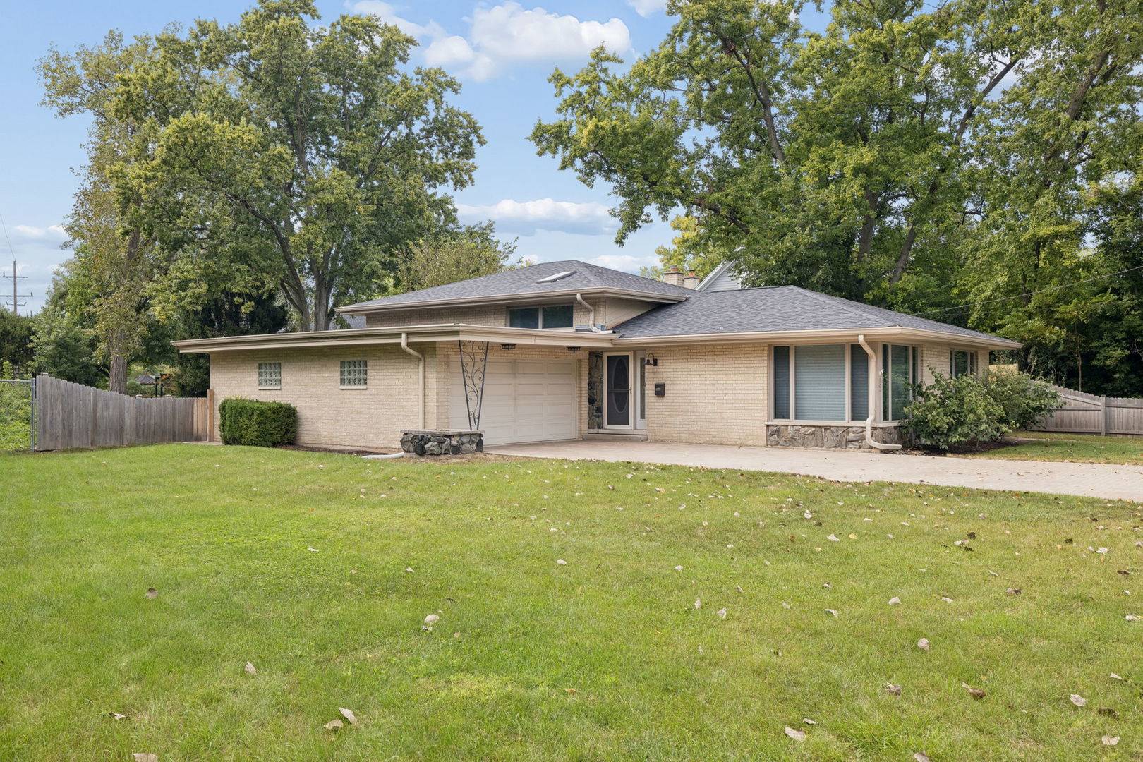 652 S Poplar AVE, Elmhurst, IL 60126