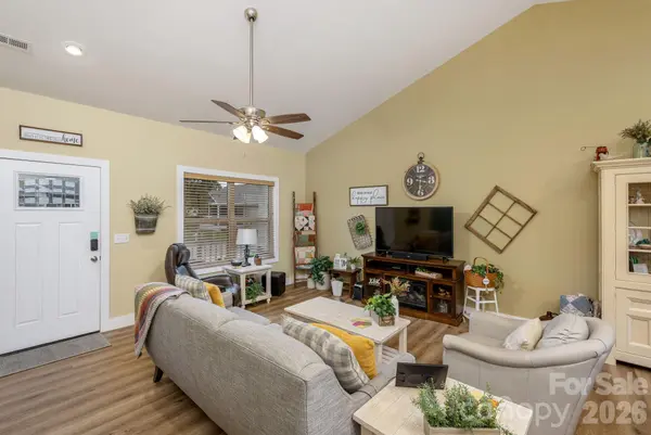 27 Day Lilly CT, Hendersonville, NC 28739