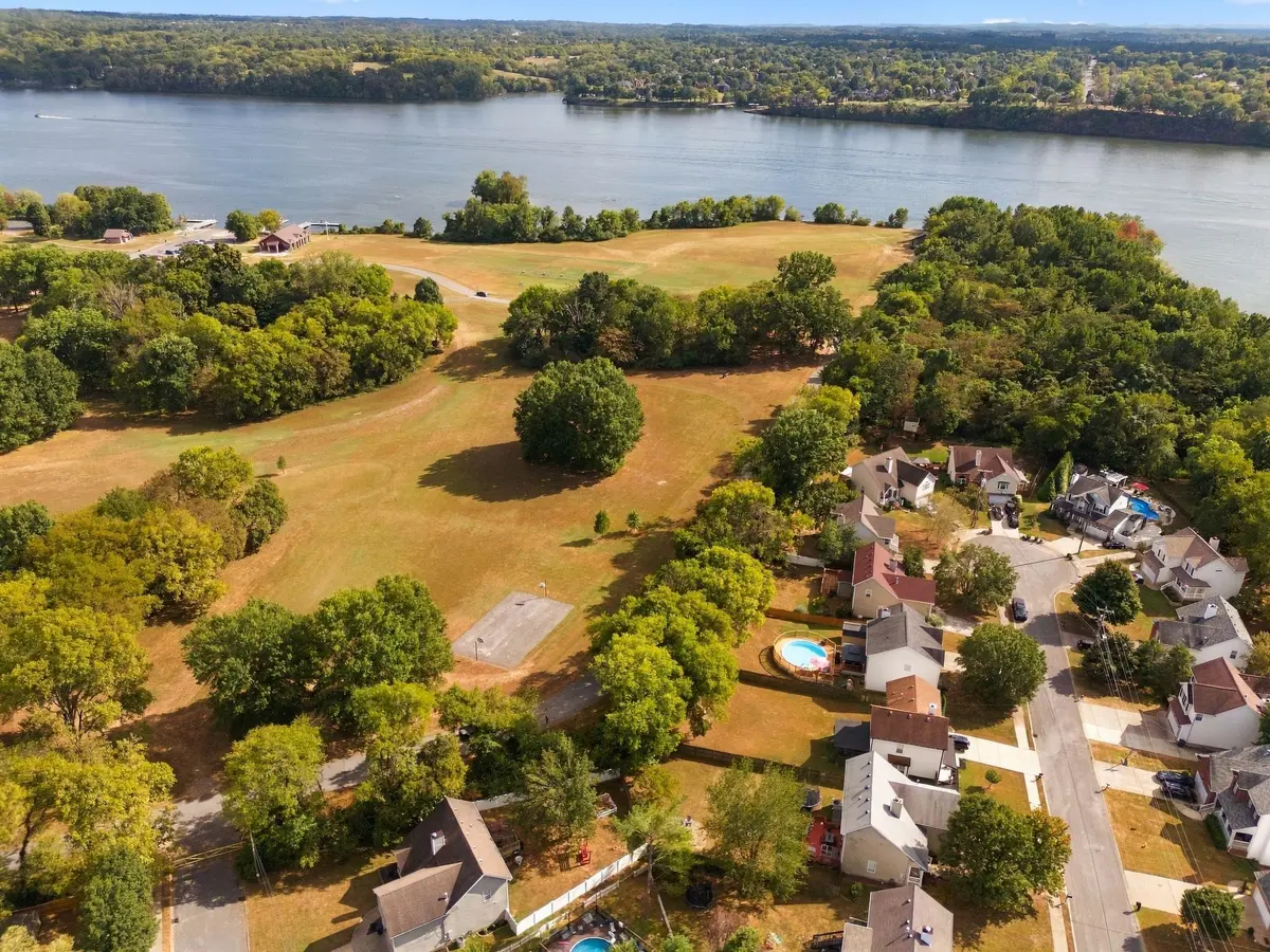 159 Waters Edge Ln, Hendersonville, TN 37075