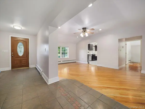 8 Acorn DR, Montgomery, NY 12586