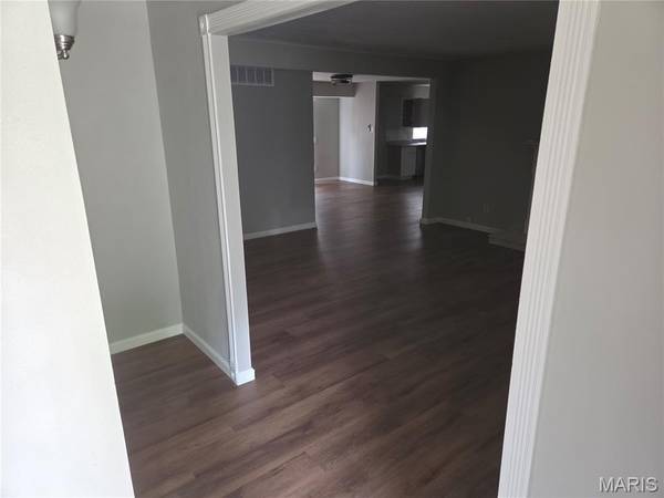 1853 Atmore DR, Hazelwood, MO 63136