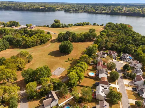 159 Waters Edge Ln, Hendersonville, TN 37075