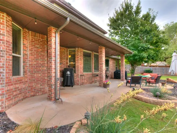 1516 Briar Forest CIR, Edmond, OK 73025