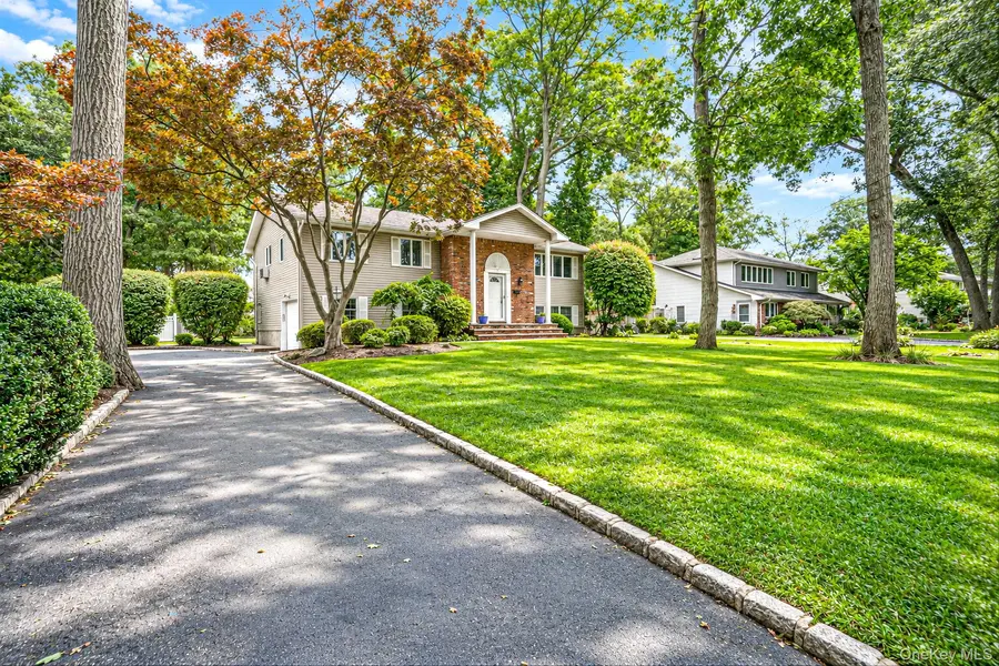 3 Oasis PL, East Northport, NY 11731