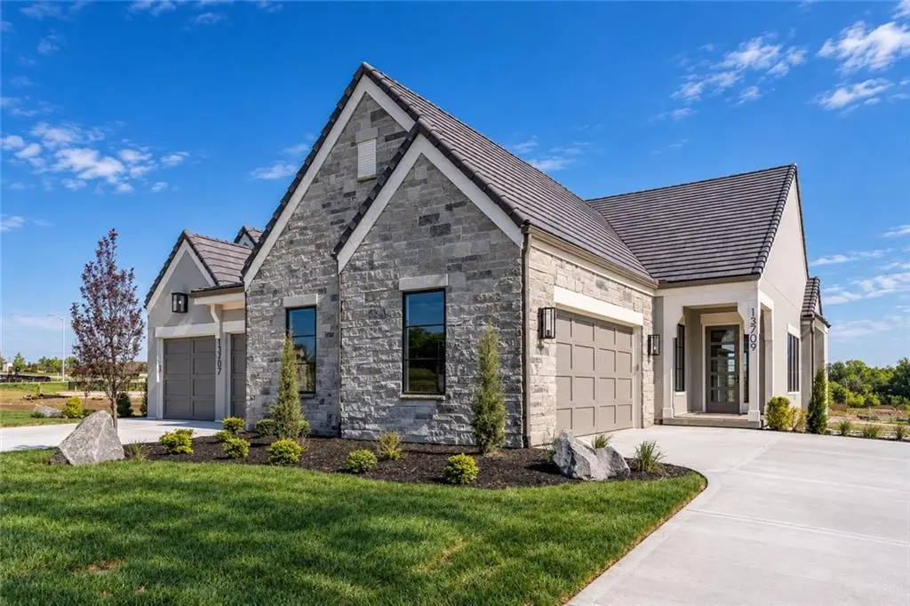 13709 Pembroke LN, Leawood, KS 66224