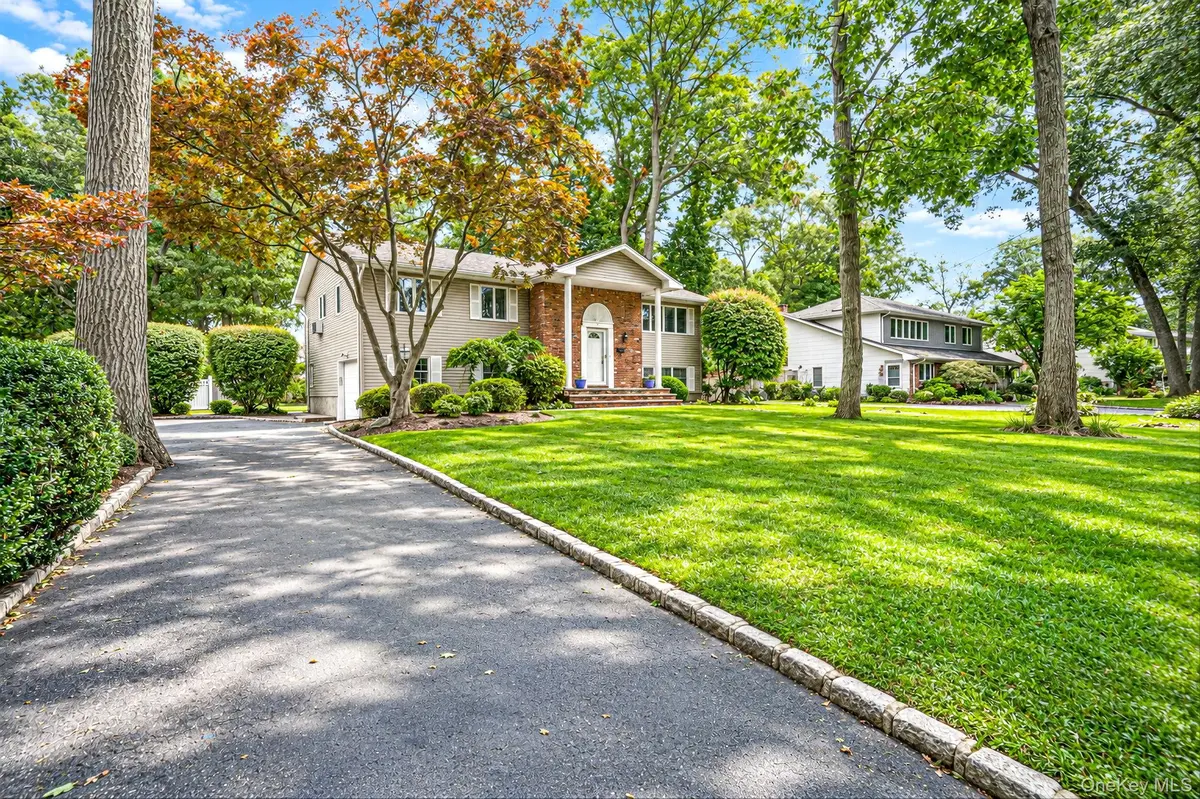 3 Oasis PL, East Northport, NY 11731