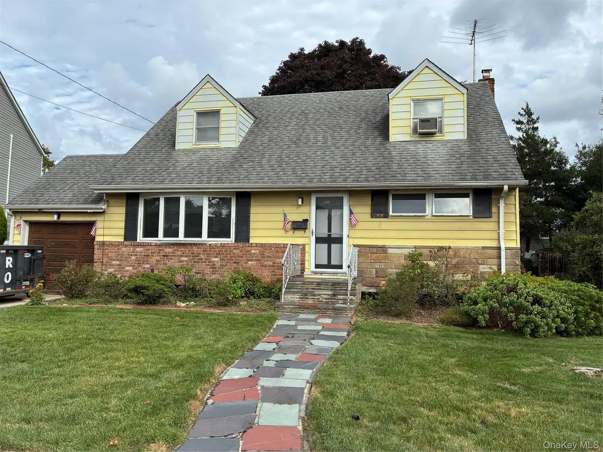 933 Maple LN, East Meadow, NY 11554
