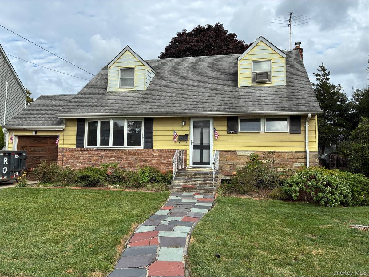 933 Maple LN, East Meadow, NY 11554